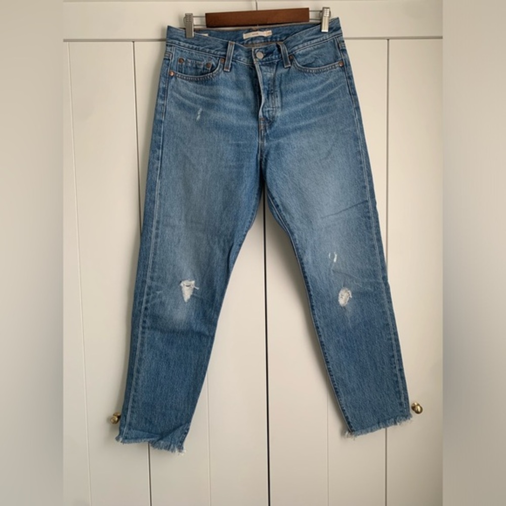 Levi's Premium Wedgie Fit Ankle‎ Womens Jeans 29 Medium Wash Distressed Raw Hem - Picture 3 of 9